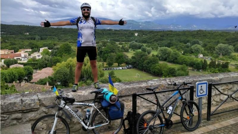 Украинец поехал на Евро-2016 на велосипеде