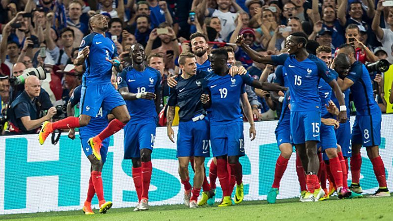 Международный скандал на Евро-2016: португальские журналисты со сборной Франции сделали петухов