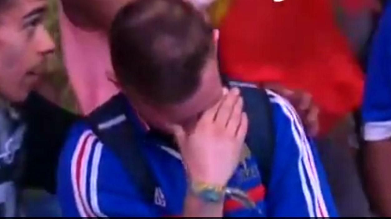 Зворушує до сліз: маленький португальський вболівальник розрадив француза Зворушує до сліз: маленький португальський вболівальник розрадив француза