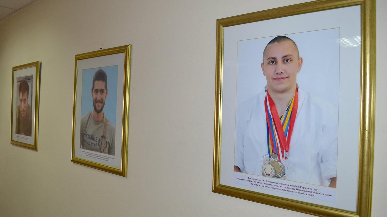 В Министерстве молодежи и спорта портреты бывших министров заменили на погибших военных