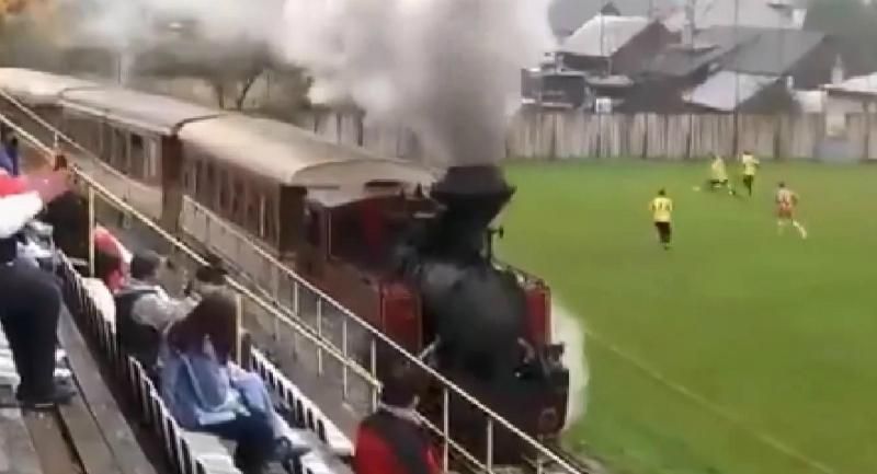 Незвичний футбол: як посеред гри по полю потяг їздить
Незвичний футбол: як посеред гри по полю потяг їздить