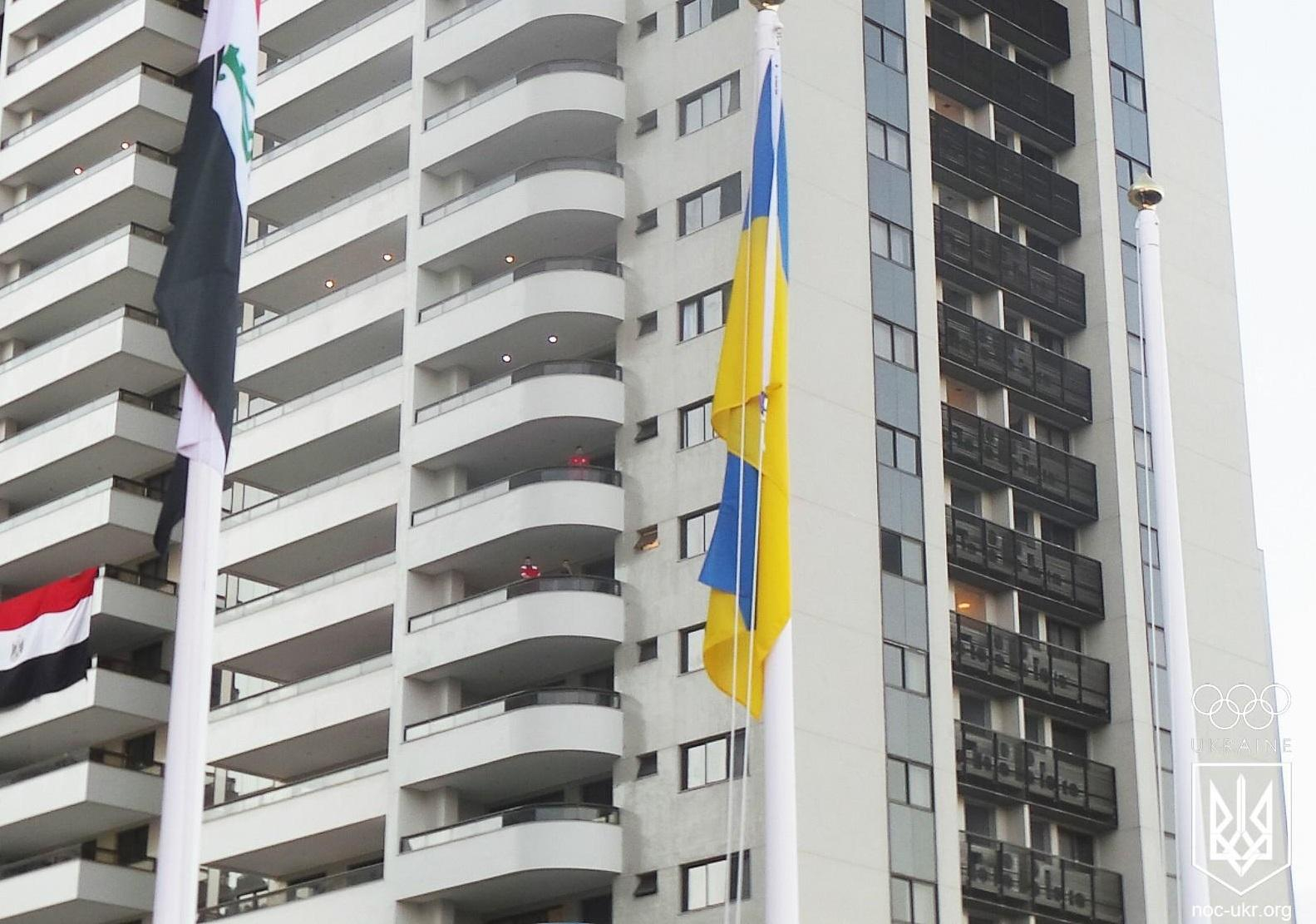 В Олимпийской деревне поднят украинский флаг