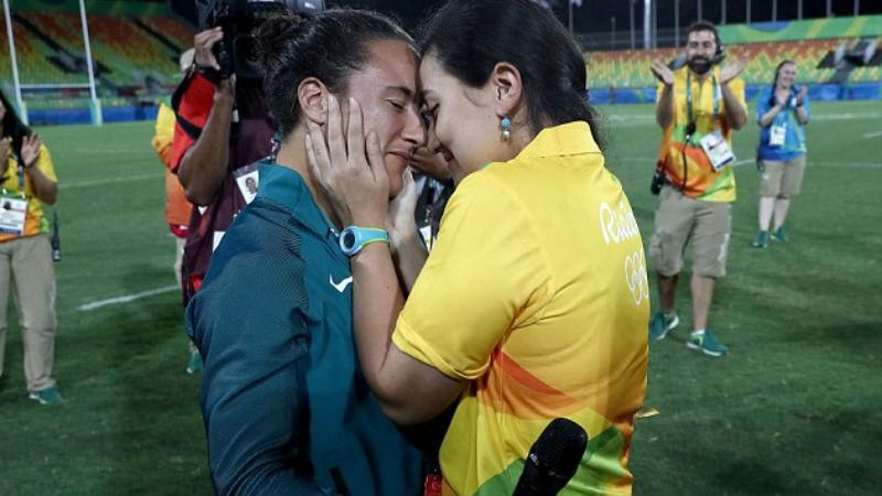 Романтика на Олімпіаді. Волонтерка освідчилась подрузі зі збірної з регбі Романтика на Олімпіаді. Волонтерка освідчилась подрузі зі збірної з регбі