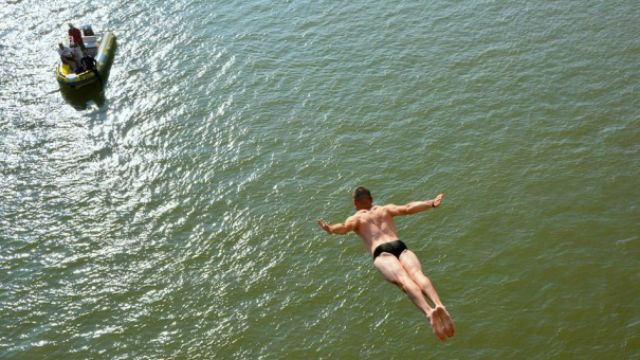 Спортсмен погиб на глазах у публики, выполняя опасный прыжок Спортсмен погиб на глазах у публики, выполняя опасный прыжок