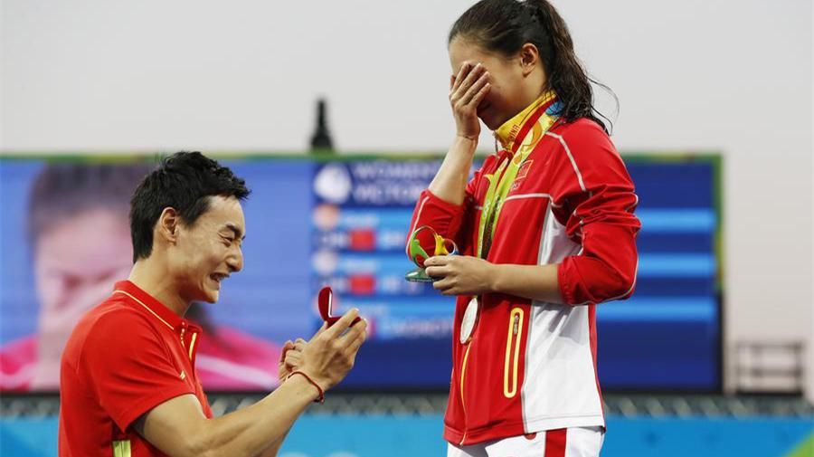 Спортивная романтика: предложение руки и сердца возле олимпийского пьедестала