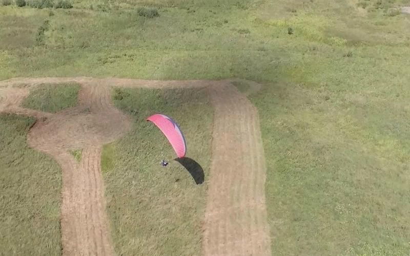 Единственное место в Украине, где детей учат летать на парапланах и вертолетах Единственное место в Украине, где детей учат летать на парапланах и вертолетах
