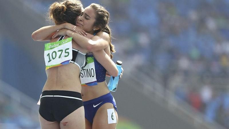 До слез. Новозеландка остановила забег, чтобы помочь раненой сопернице До слез. Новозеландка остановила забег, чтобы помочь раненой сопернице