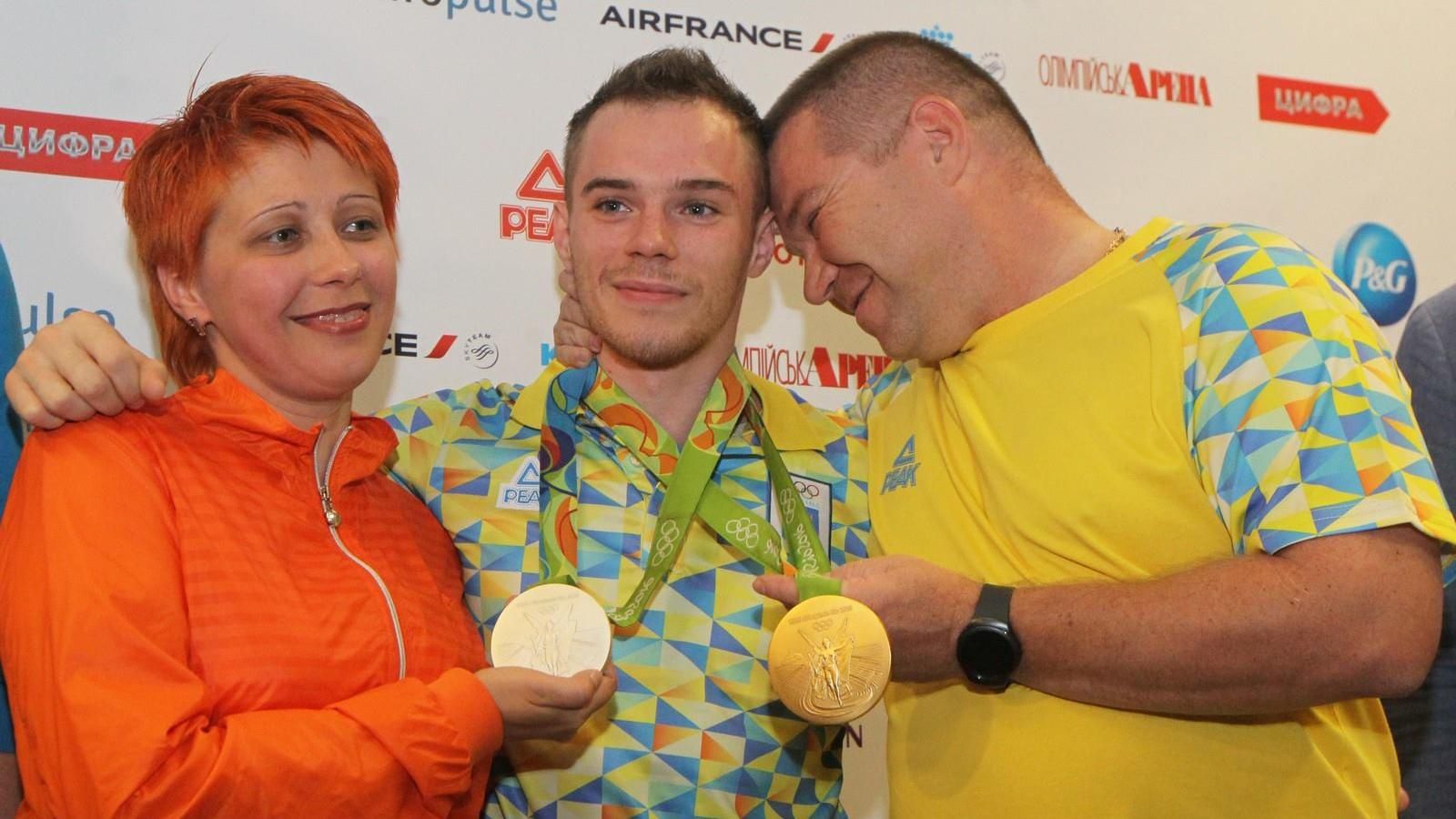 Олімпійського чемпіона Верняєва зустріли у Борисполі гімном України Олімпійського чемпіона Верняєва зустріли у Борисполі гімном України