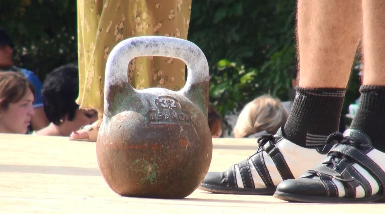 Українець підняв гирю рекордну кількість разів Українець підняв гирю рекордну кількість разів