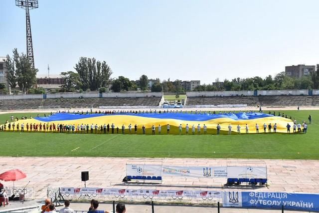 Крым – Украина: самый большой флаг страны в мире развернули в Херсоне Крым – Украина: самый большой флаг страны в мире развернули в Херсоне