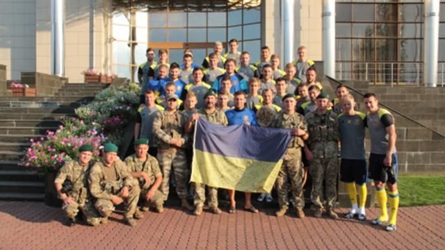 Воїни АТО передали талісман для збірної України з футболу