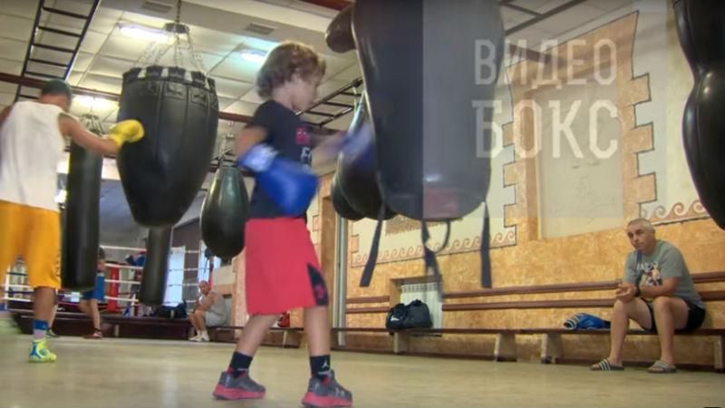 Видео дня. Маленький сын легендарного боксера помолотил грушу