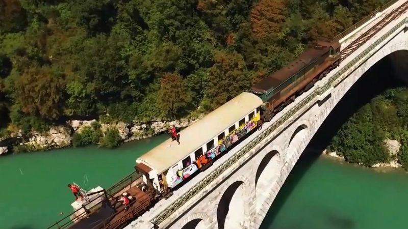 Екстримальні спортсмени зіграли баскетбол на даху рухомого потяга Екстримальні спортсмени зіграли баскетбол на даху рухомого потяга