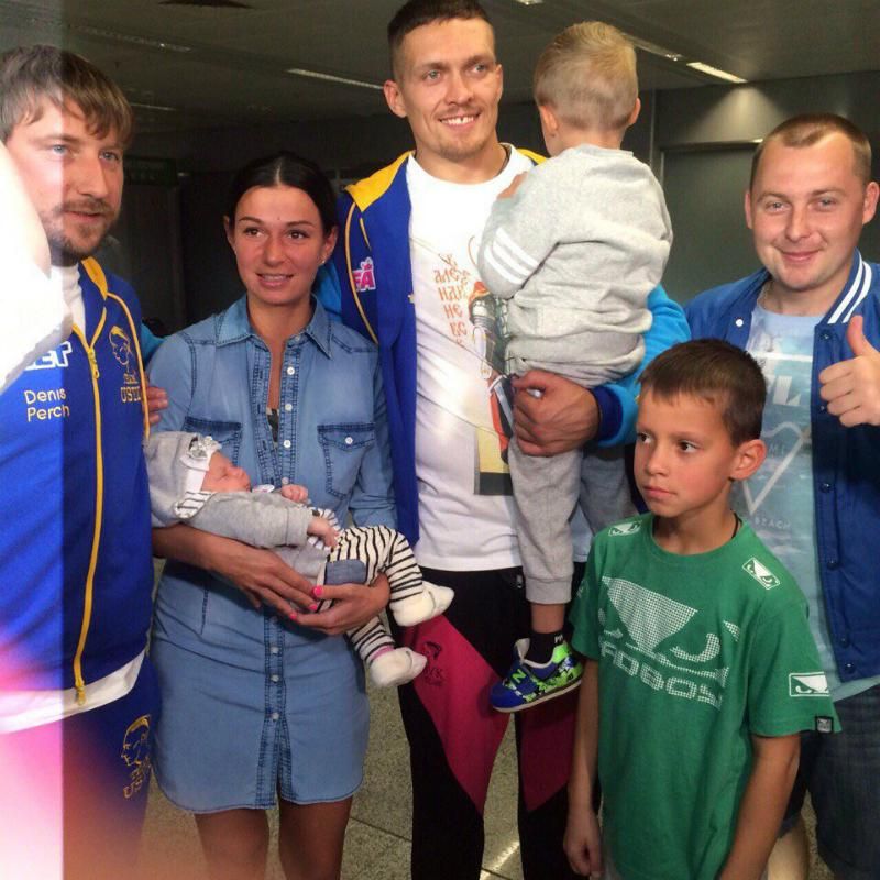 Натовп фанатів і діти: як чемпіона Усика зустрічали вдома Натовп фанатів і діти: як чемпіона Усика зустрічали вдома