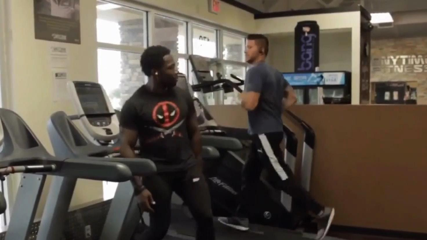 Спортивные танцы на беговой дорожке: забавное видео