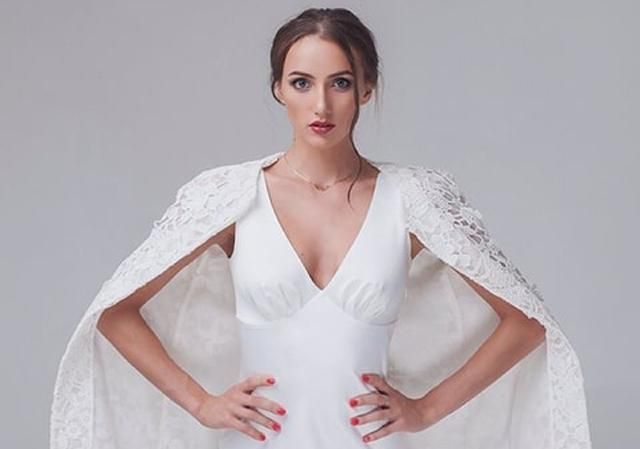 Українська гімнастка попозувала у розкішних весільних сукнях