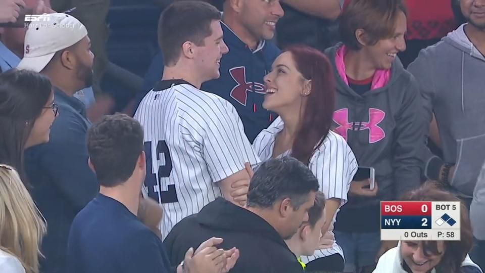 Курйоз в прямому ефірі: хлопець загубив обручку під час пропозиції на переповненому стадіоні Курйоз в прямому ефірі: хлопець загубив обручку під час пропозиції на переповненому стадіоні