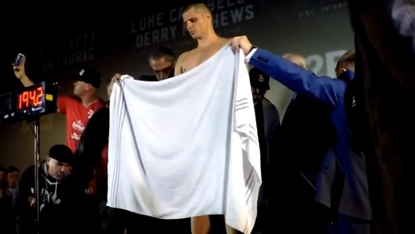 Американський боксер повністю роздягнувся на зважуванні