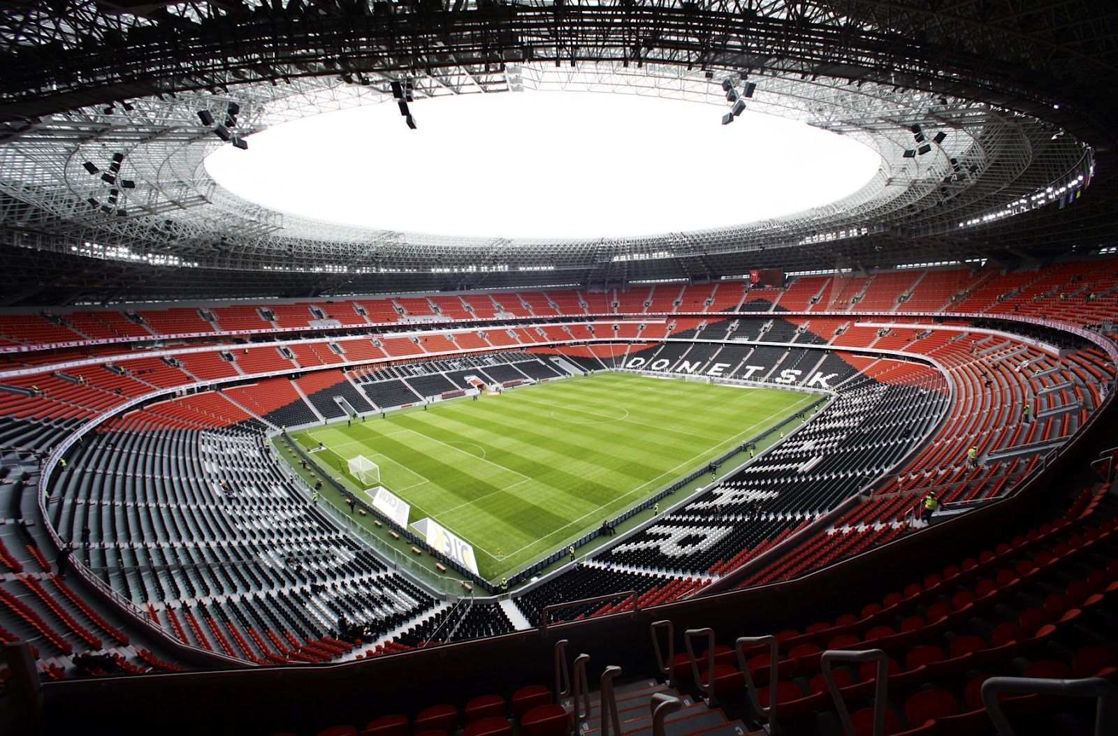 Ахметов заборонив бойовикам грати у футбол на "Донбас Арені" Ахметов заборонив бойовикам грати у футбол на "Донбас Арені"