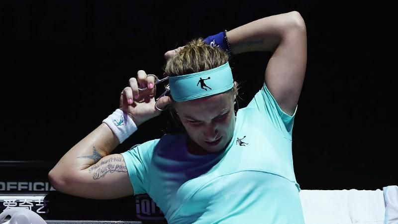 Российская теннисистка подстриглась прямо во время матча: фото, видео Российская теннисистка подстриглась прямо во время матча: фото, видео