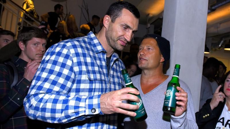 Как Кличко немецкого пива со Швайгером выпивал Как Кличко немецкого пива со Швайгером выпивал