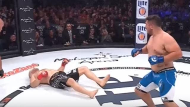 Американец нокаутировал российского бойца за 16 секунд: появилось видео Американец нокаутировал российского бойца за 16 секунд: появилось видео