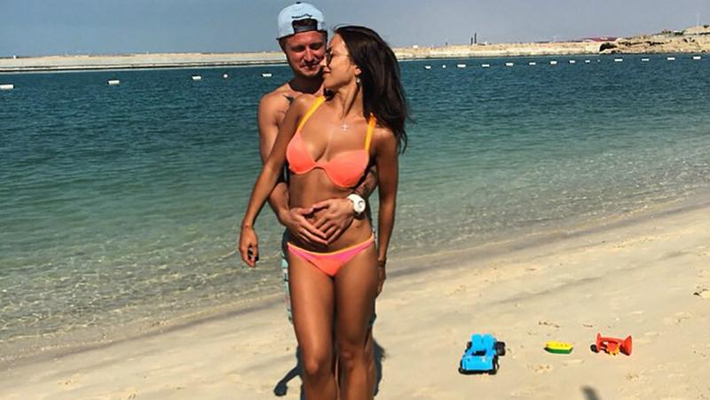 Жена украинского футболиста продемонстрировала свои прелести