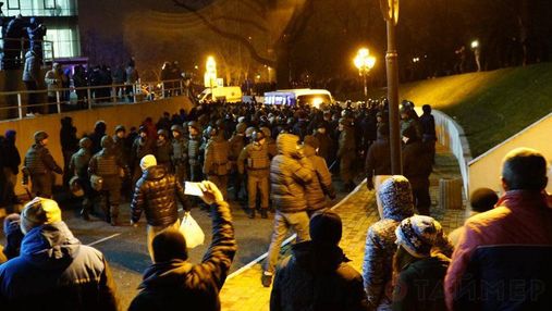 Безчинства фанатів у Одесі: летіли петарди та каміння у натовп 