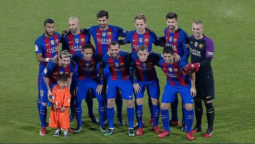 Мальчик, который сделал футболку Месси из целлофанового пакета, встретился с кумиром Мальчик, который сделал футболку Месси из целлофанового пакета, встретился с кумиром