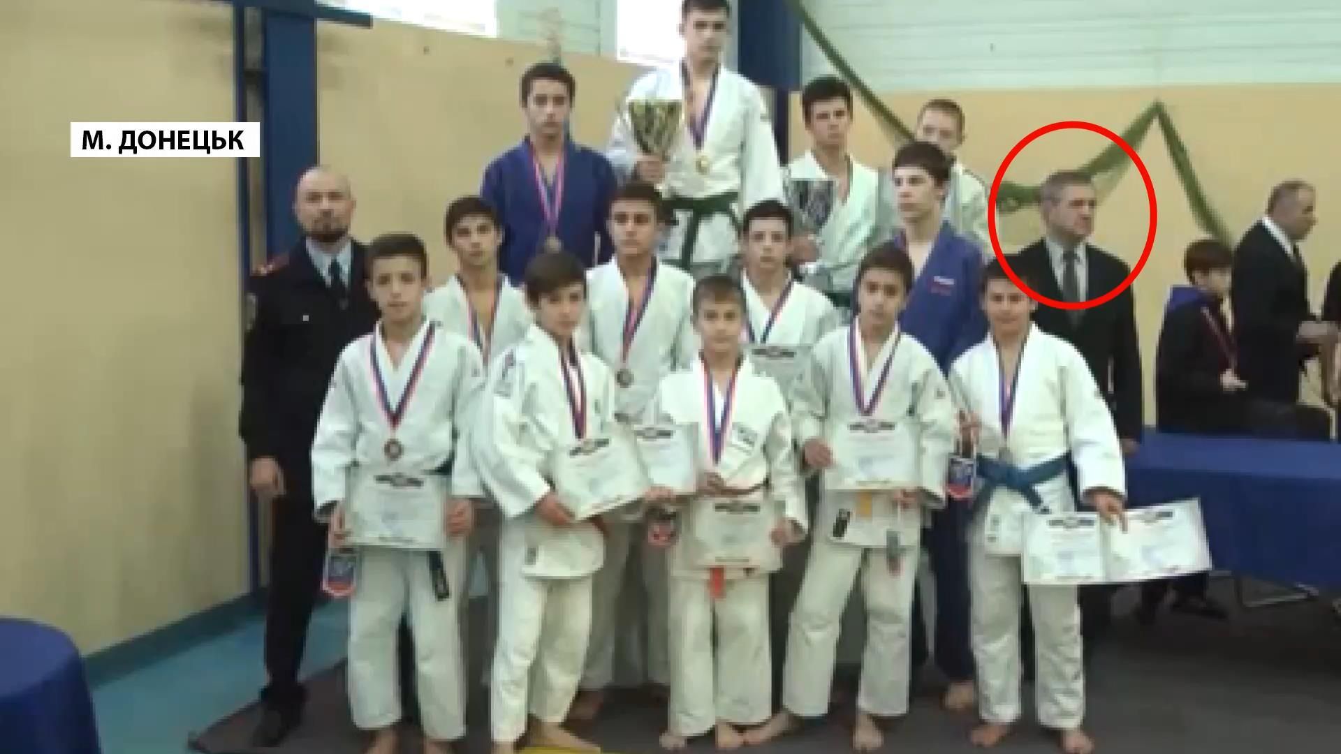 Український чиновник "засвітився" поряд з ватажками бойовиків у Донецьку Український чиновник "засвітився" поряд з ватажками бойовиків у Донецьку