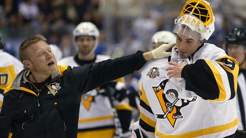 Вратарю коньком порезали горло в НХЛ: появилось видео Вратарю коньком порезали горло в НХЛ: появилось видео