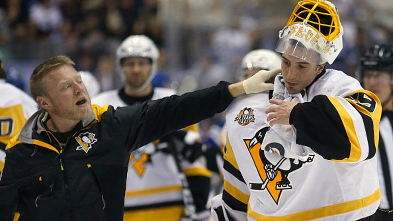 Вратарю коньком порезали горло в НХЛ: появилось видео