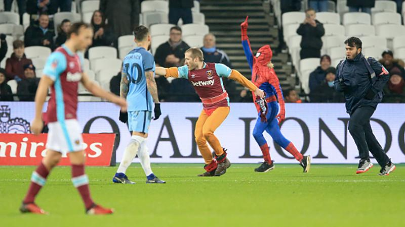 Спайдермен принял участие в матче Кубка Англии по футболу