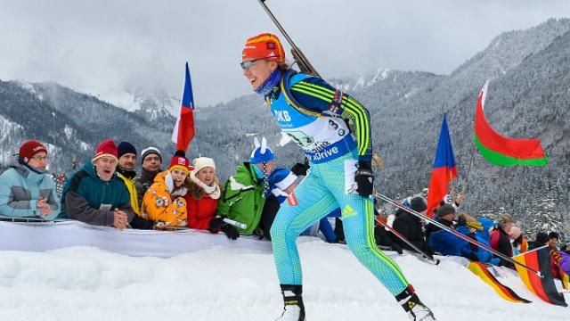 Олимпийская чемпионка Джима ворвалась "в цветы" масс-старта в Оберхофе Олимпийская чемпионка Джима ворвалась "в цветы" масс-старта в Оберхофе