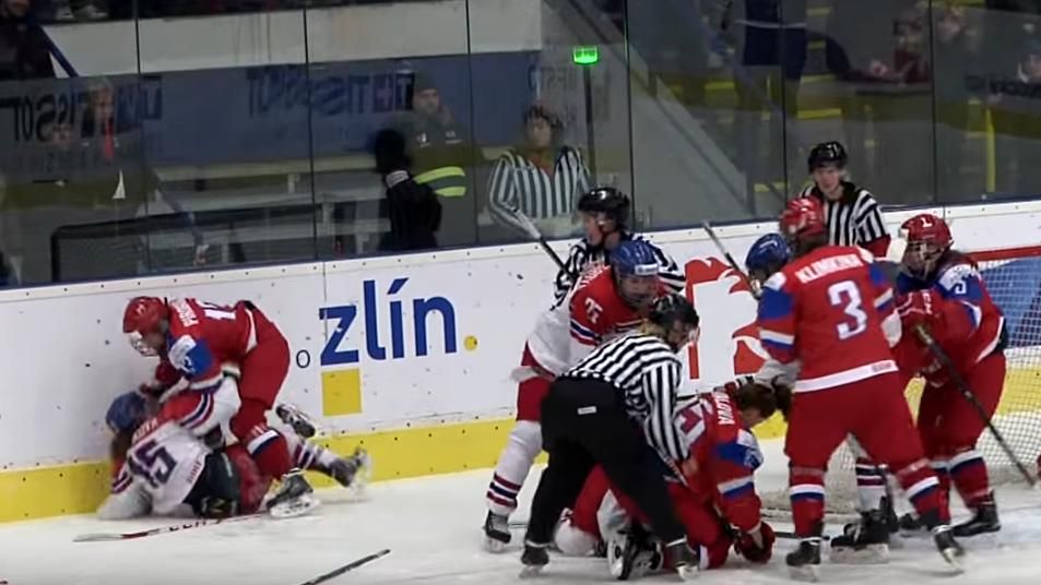 Российские хоккеистки жестоко избили соперниц: появилось видео