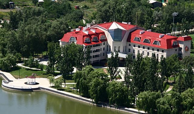 Базу "Шахтаря" в Донецьку окупували бойовики Базу "Шахтаря" в Донецьку окупували бойовики