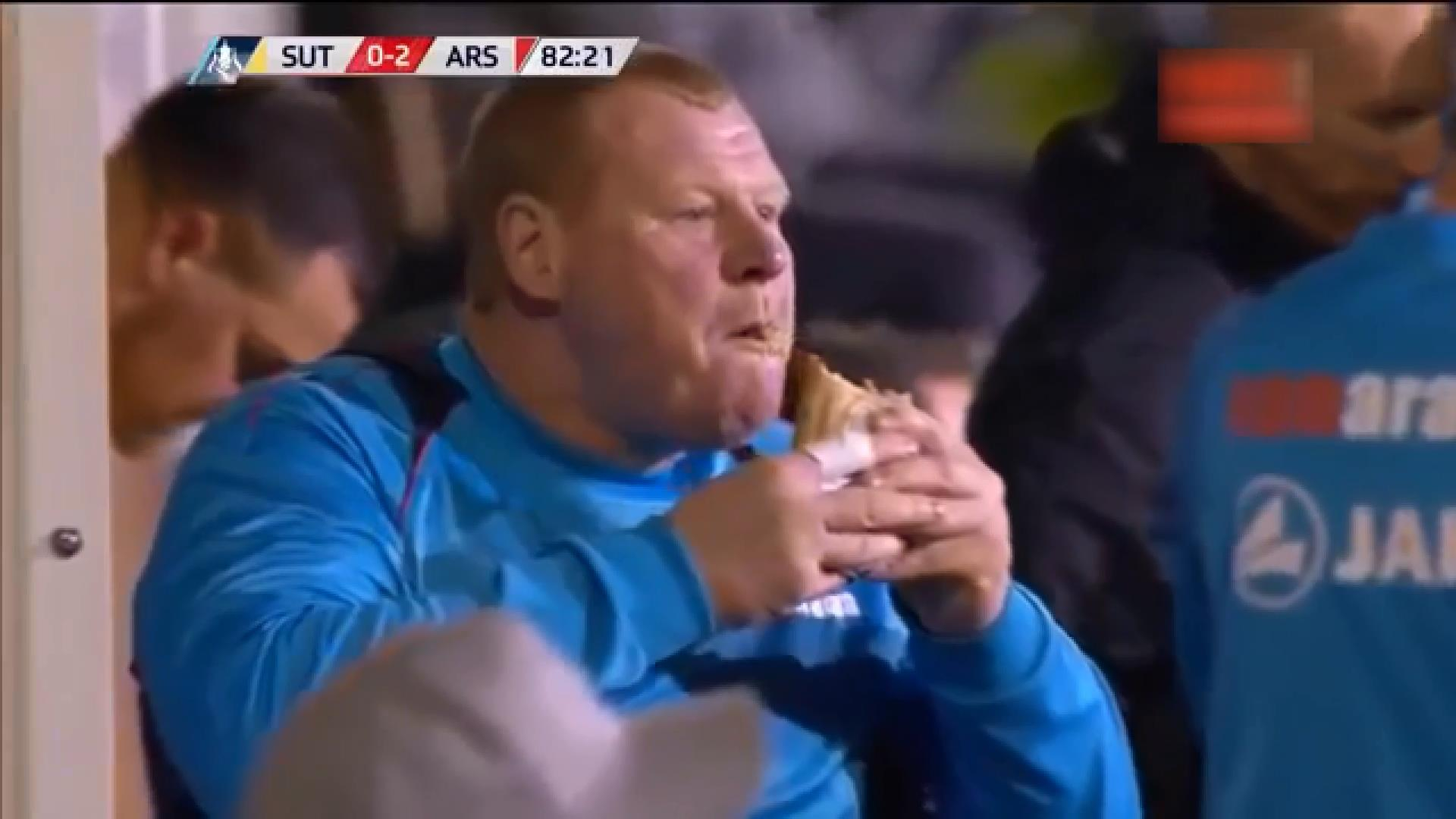 125-килограммового голкипера уволили за поедание пирогов во время матча