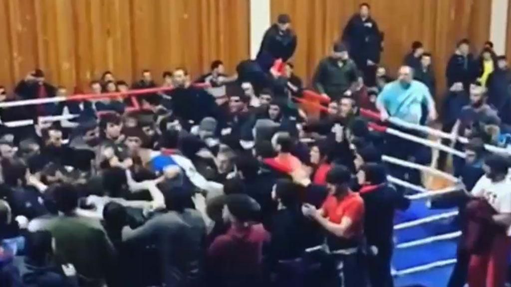 Шаленою бійкою завершився бійцівський турнір у Дагестані  