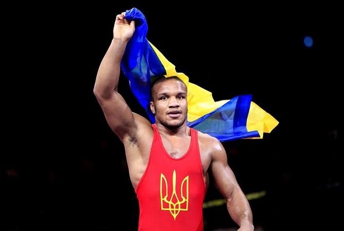 Фотофакт: український призер Олімпіади одягнув африканців у вишиванки