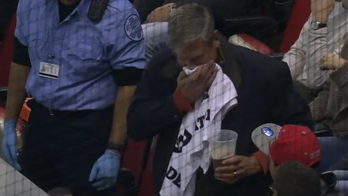 Шайба загадочным образом попала в лицо болельщику на хоккейном матче