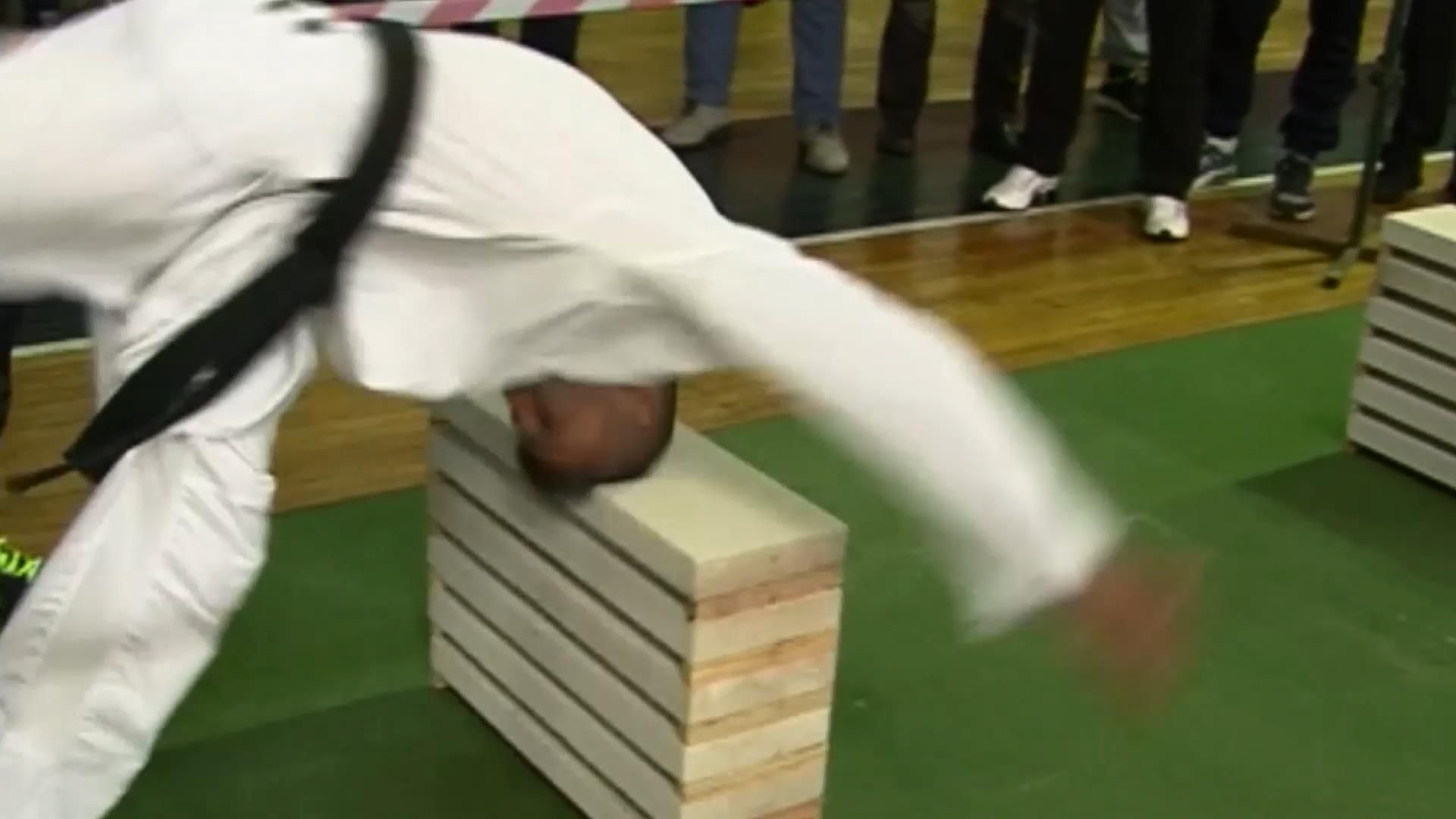 16-летний парень установил необычный рекорд головой в Боснии 16-летний парень установил необычный рекорд головой в Боснии