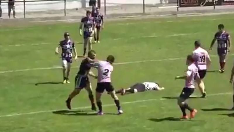 Регбист нокаутировал судью и устроил массовую драку прямо посреди игры Регбист нокаутировал судью и устроил массовую драку прямо посреди игры