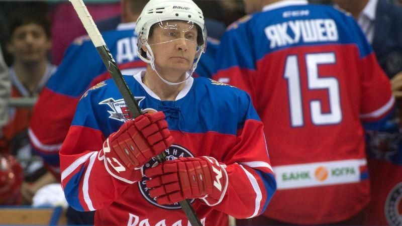 Путин снова показательно сыграл в хоккей: появилось видео