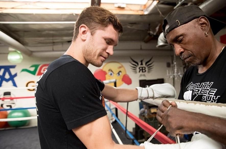 Український боксер показав, як тренується із коханою: фото Український боксер показав, як тренується із коханою: фото