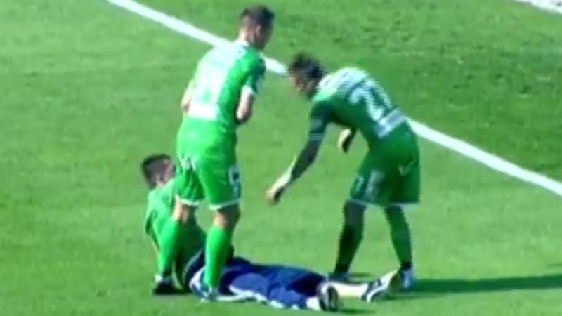 П'янючий фанат завалився спати на полі прямо під час матчу у Львові П'янючий фанат завалився спати на полі прямо під час матчу у Львові