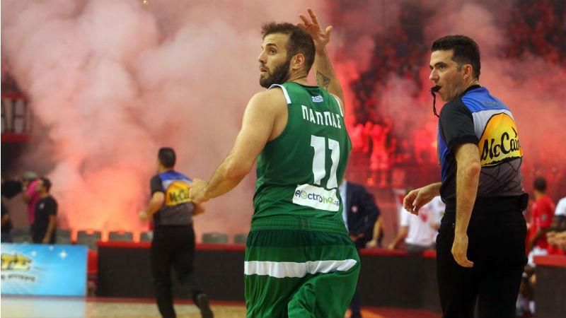 Грецькі фанати під час гри закидали піротехнікою баскетбольний майданчик: з'явилось відео