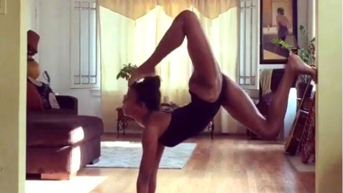 Что она вытворяет: Наоми Кэмпбелл поразила гибкостью во время занятия по йоге