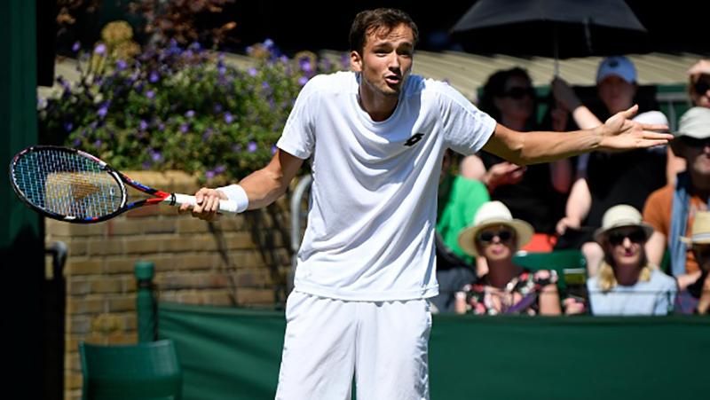 Росіянин жбурнув монетами у суддю на Вімблдоні Росіянин жбурнув монетами у суддю на Вімблдоні