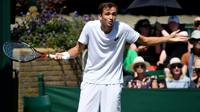 Россиянин швырнул монеты в судью на Уимблдоне