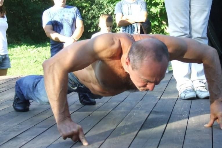 Рекордсмен із Тернопільщини готується до новогу рекорду віджимання на цвяхах Рекордсмен із Тернопільщини готується до новогу рекорду віджимання на цвяхах